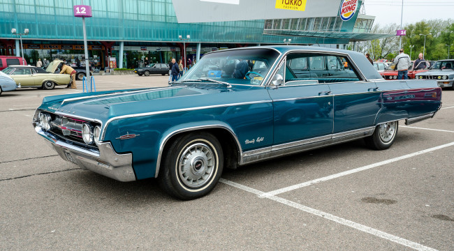 Обои картинки фото oldsmobile ninety eight holiday sports sedan 1964, автомобили, выставки и уличные фото, выставка, автошоу, история, ретро