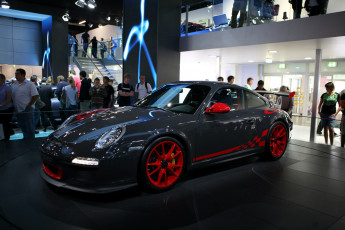 Картинка автомобили выставки+и+уличные+фото автосалон