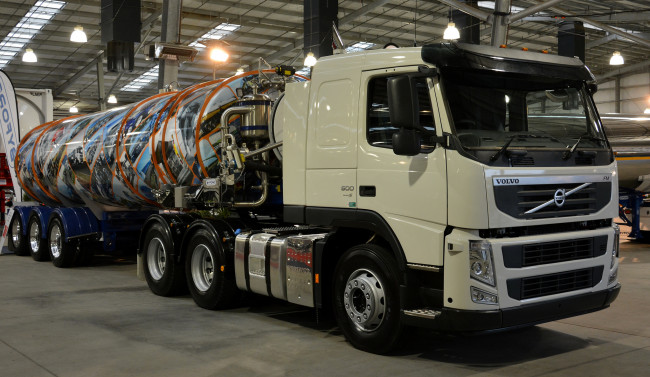 Обои картинки фото автомобили, volvo trucks , выставка, улица, тягач, седельный, грузовик, тяжелый