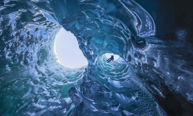 Обои картинки фото спорт, экстрим, расщелина, альпинист, лед, скалолаз, альпинизм