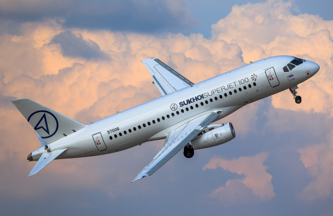 Обои картинки фото sukhoi superjet-100, авиация, пассажирские самолёты, авиалайнер