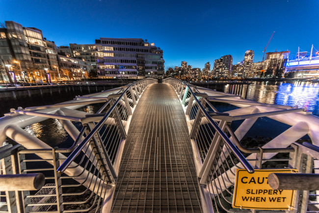 Обои картинки фото olympic village,  vancouver,  bc, города, ванкувер , канада, мост