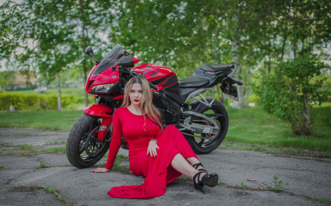 Обои картинки фото мотоциклы, мото с девушкой, девушки