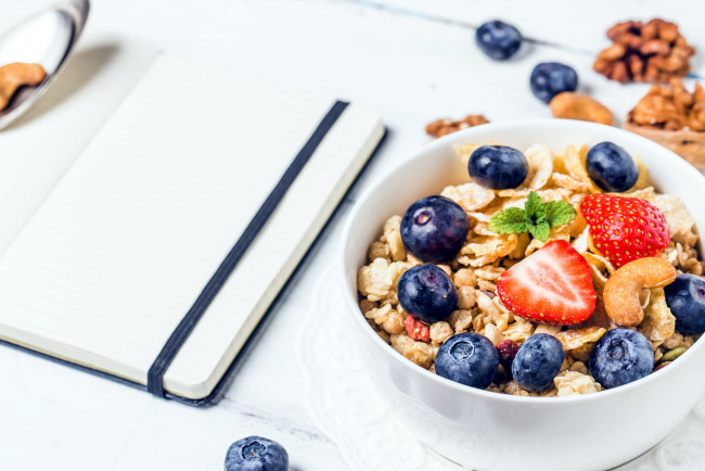 Обои картинки фото еда, мюсли,  хлопья, орехи, черника