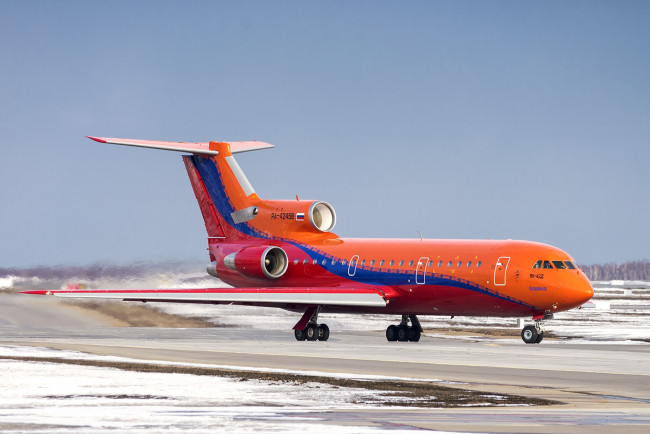 Обои картинки фото yak-42d, авиация, пассажирские самолёты, авиалайнер