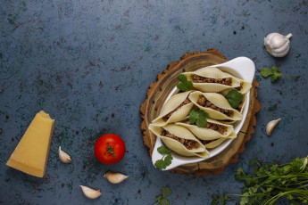 Картинка еда макароны +макаронные+блюда сыр ракушки помидоры начинка