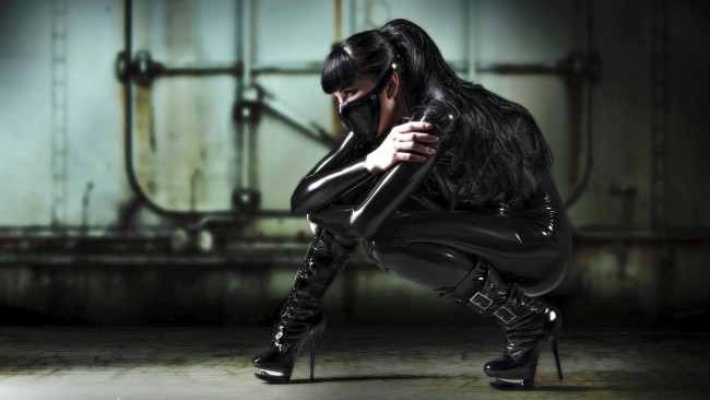 Обои картинки фото девушки, - креатив,  косплей, девушка, фон, униформа, la, trisha