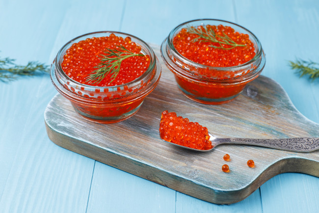 Обои картинки фото еда, икра, зелень, ложка, доска