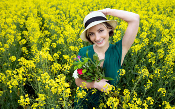 Картинка девушки -+рыжеволосые+и+разноцветные поле рапс букет шляпа улыбка