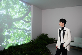 Картинка мужчины wang+yi+bo актер певец пиджак экран