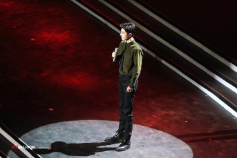 Картинка мужчины xiao+zhan актер микрофон сцена