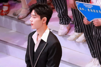 Картинка мужчины xiao+zhan актер сцена ноги