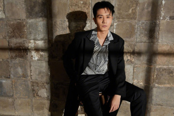 Картинка мужчины peng+guan+ying peng guan ying костюм стул стена