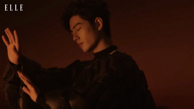 Обои картинки фото мужчины, xiao zhan, актер, пончо, жест