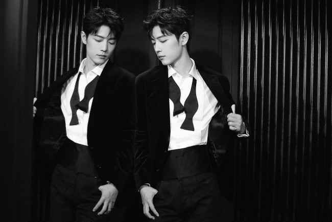 Обои картинки фото мужчины, xiao zhan, актер, костюм, бабочка, зеркало