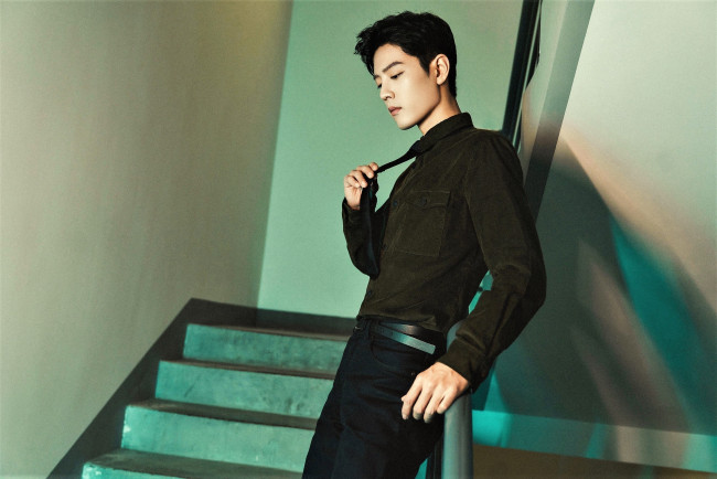 Обои картинки фото мужчины, xiao zhan, актер, лестница, подъезд