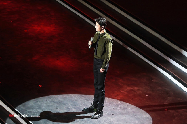 Обои картинки фото мужчины, xiao zhan, актер, микрофон, сцена