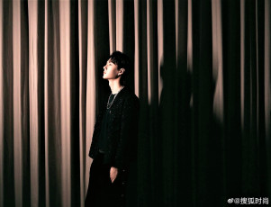 Картинка мужчины wang+yi+bo актер ожерелье пиджак