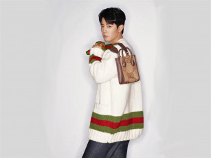 Картинка мужчины xiao+zhan актер свитер сумка джинсы