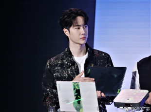 Картинка мужчины wang+yi+bo актер гаджеты