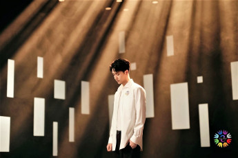 Картинка мужчины wang+yi+bo актер рубашка свет