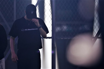 обоя мужчины, wang yi bo, кепка, футболка