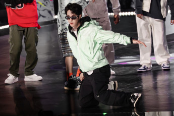 Картинка мужчины wang+yi+bo куртка очки танец