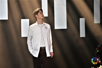 Картинка мужчины wang+yi+bo ван ибо рубашка свет