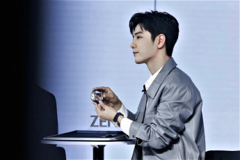 Картинка мужчины xiao+zhan актер куртка часы