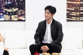 Картинка мужчины xiao+zhan актер куртка диван мишки