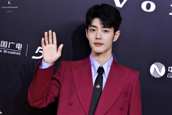 Картинка мужчины xiao+zhan актер пиджак галстук жест