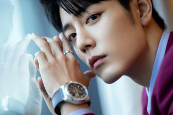 Картинка мужчины xiao+zhan актер пиджак лицо часы окно стекло