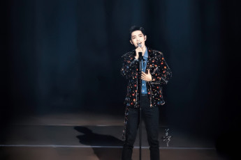 Картинка мужчины xiao+zhan актер пиджак микрофон сцена