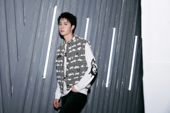 Картинка мужчины wang+yi+bo актер жилет