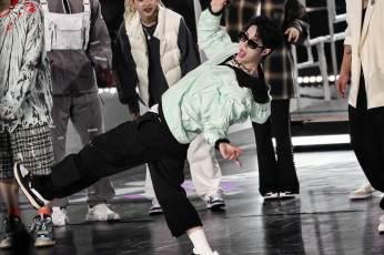 Картинка мужчины wang+yi+bo очки куртка танец команда