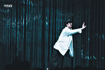 Картинка мужчины wang+yi+bo танец рубашка штаны шторы