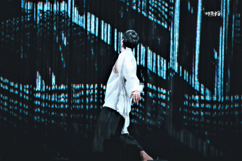 Картинка мужчины wang+yi+bo танец рубашка штаны шторы