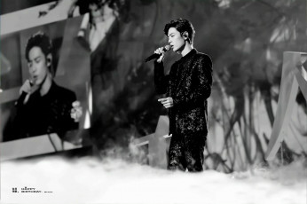 Картинка мужчины xiao+zhan актер певец микрофон сцена