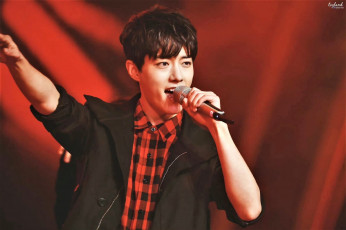 Картинка мужчины xiao+zhan актер певец рубашка микрофон сцена куртка