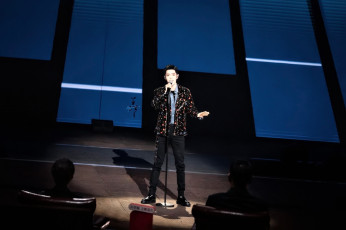 Картинка мужчины xiao+zhan актер пиджак микрофон сцена