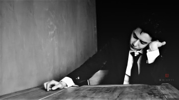 Картинка мужчины wang+yi+bo актер костюм галстук стол