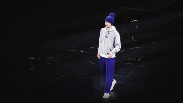 Картинка мужчины wang+yi+bo актер танцор шапка