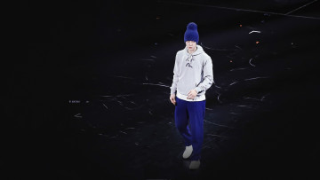 Картинка мужчины wang+yi+bo актер танцор шапка