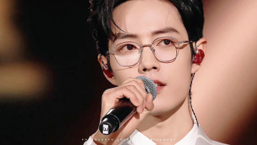 Картинка мужчины xiao+zhan лицо очки наушники микрофон