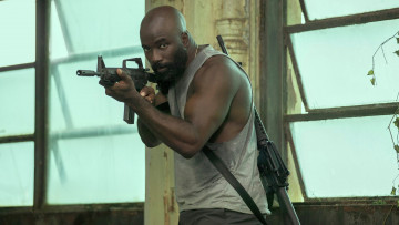 Картинка plane+ +2023+ кино+фильмы plane крушение боевик майк колтер триллер кадры mike colter louis gaspare