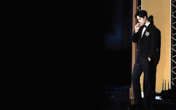 Картинка мужчины wang+yi+bo актер костюм панно