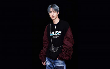 Картинка мужчины wang+yi+bo актер певец свитер сумка джинсы