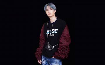 Картинка мужчины wang+yi+bo актер свитер джинсы сумка