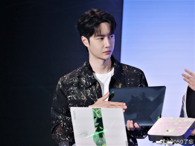 Обои картинки фото мужчины, wang yi bo, актер, гаджеты