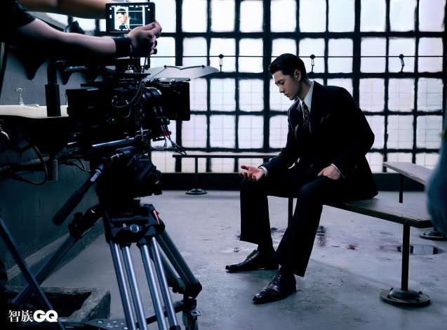 Обои картинки фото мужчины, wang yi bo, костюм, скамейка, камера, кровь